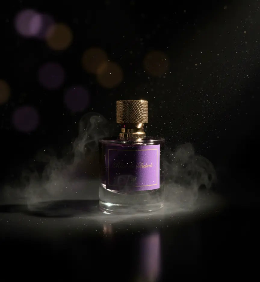 Flacons de parfum collection Hijaz Prestige alignés sur fond noir luxe