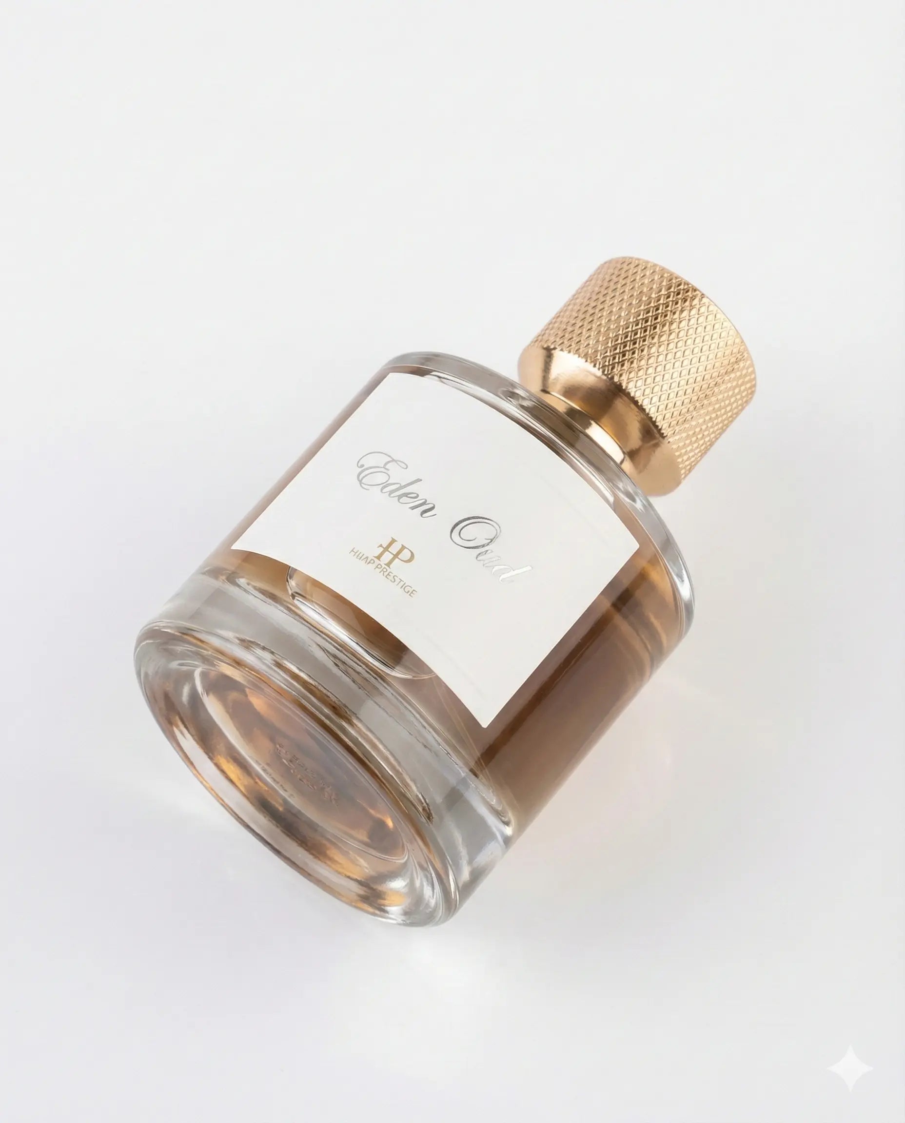 Vue de profil flacon parfum oud et cuir texturé Eden Oud 50ml sur fond blanc Hijaz Parfum