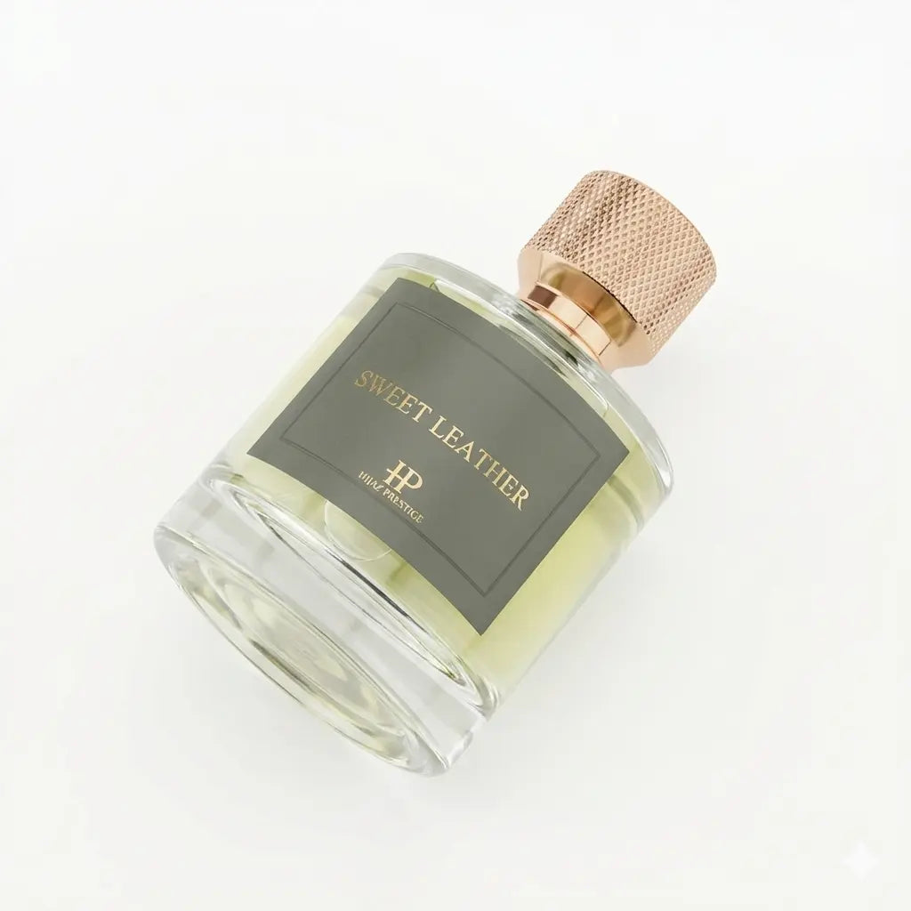 Vue de profil flacon parfum daim suédé Sweet Leather 50ml sur fond blanc Hijaz Parfum