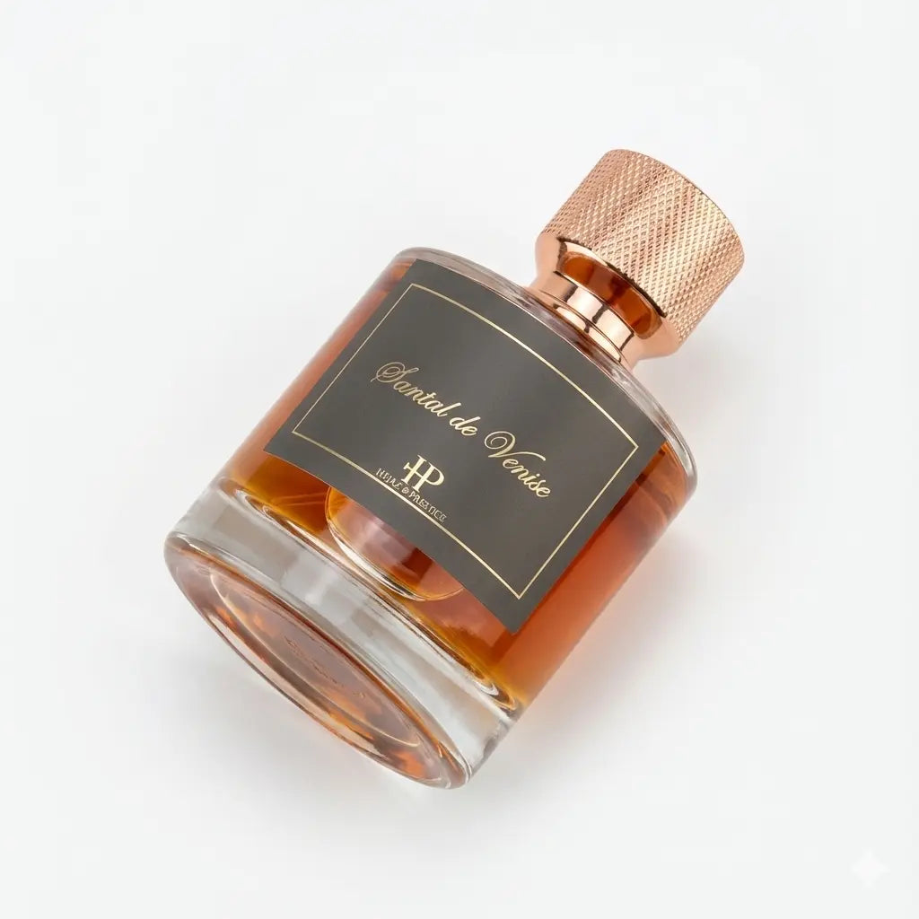 Vue de profil flacon parfum boisé ambré Santal de Venise 50ml sur fond blanc Hijaz Parfum