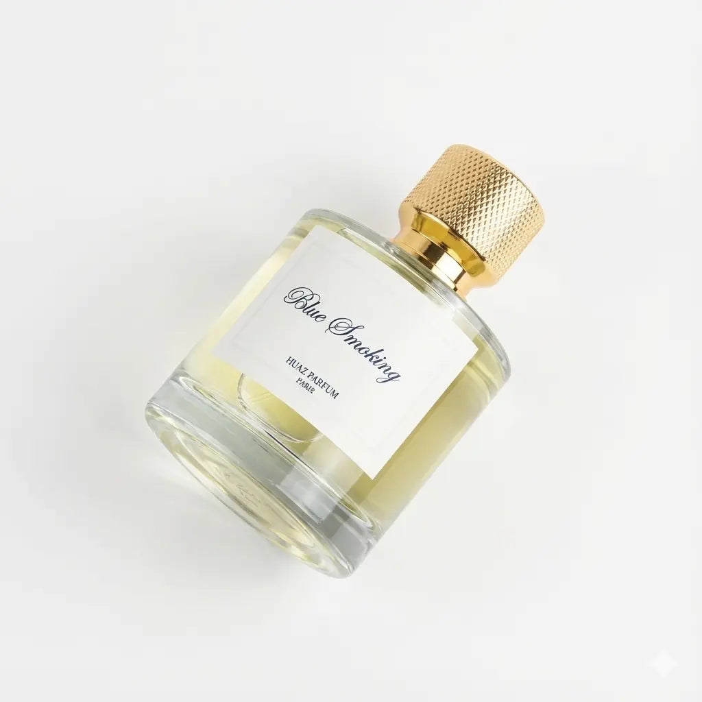 Vue de profil flacon parfum chypré chic Blue Smoking 50ml sur fond blanc Hijaz Parfum
