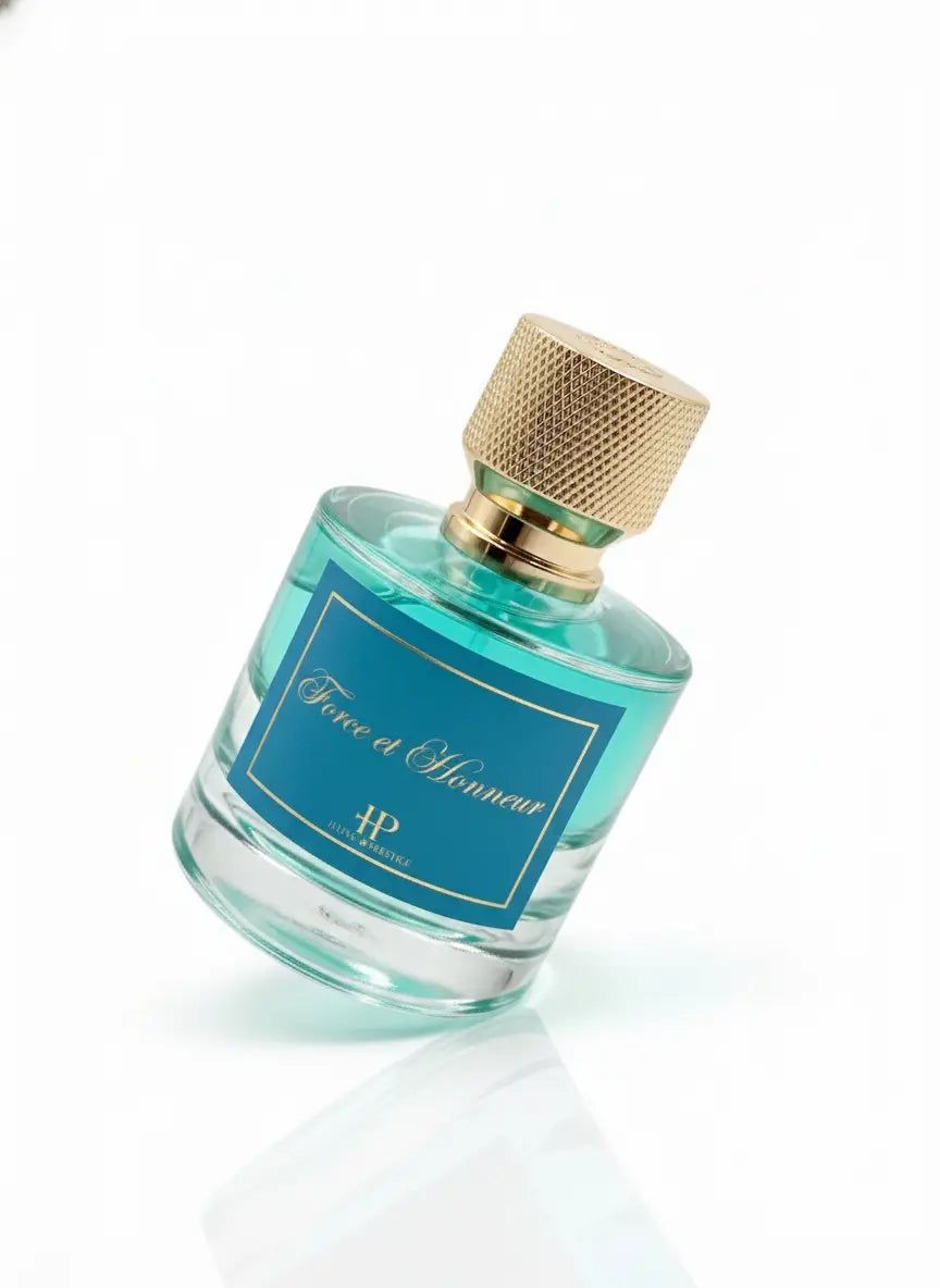 Vue de profil flacon parfum élixir masculin Force et Honneur 50ml sur fond blanc Hijaz Parfum