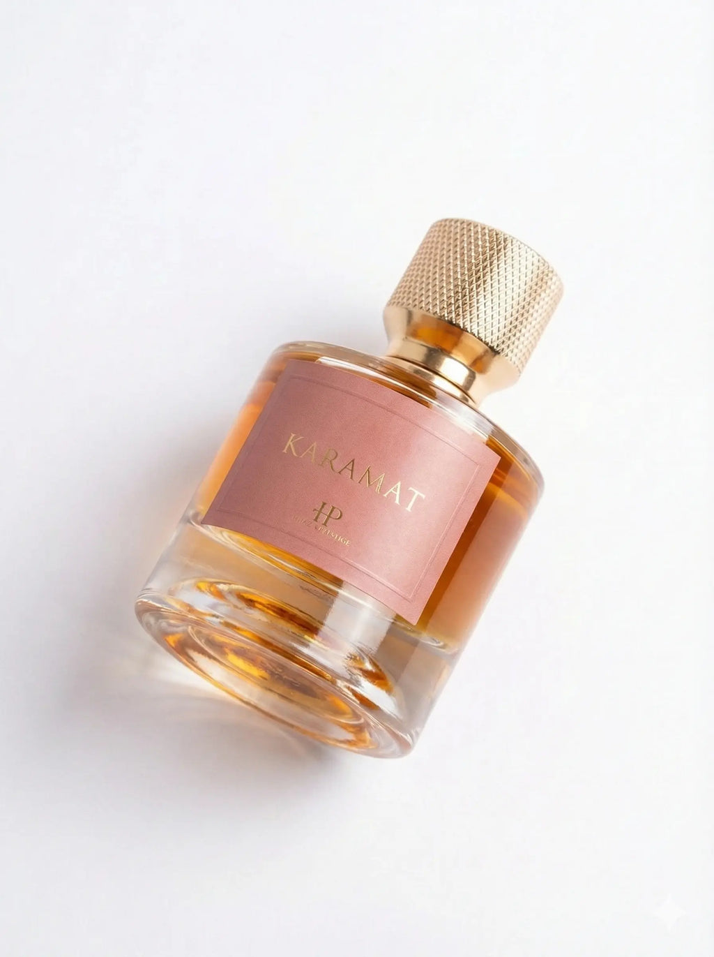 Vue de profil flacon parfum boisé liquoreux Karamat 50ml sur fond blanc Hijaz Parfum
